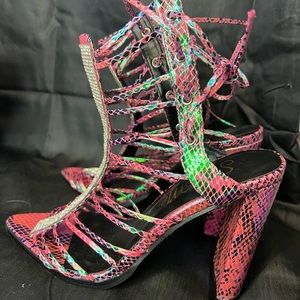 Great heel for clubbing/parties. Never been worn.
